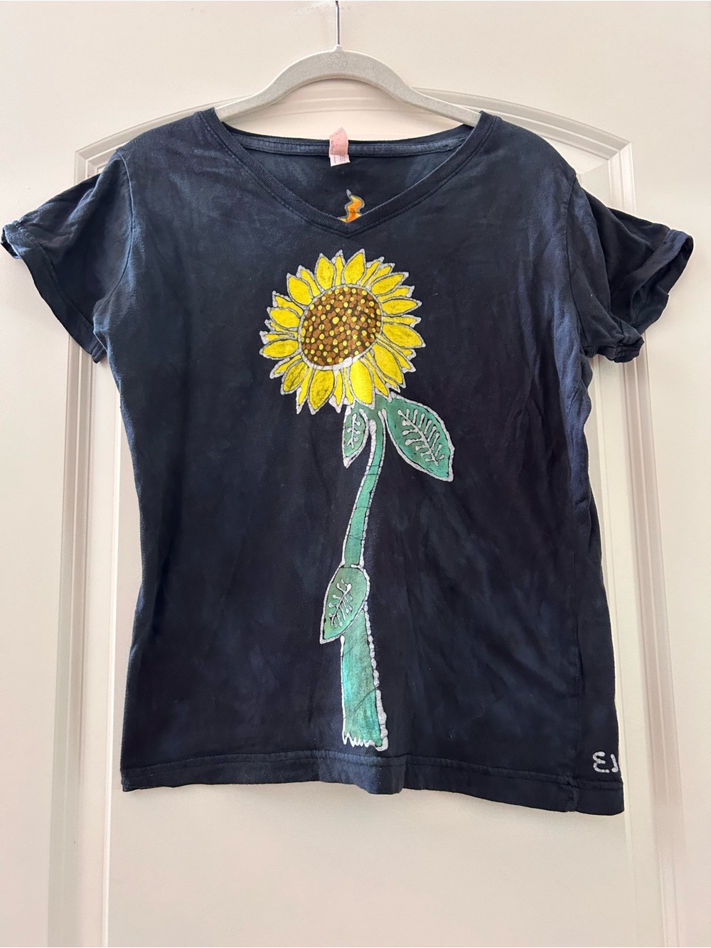 Live and Tell 100% Cotton V Neck sunflower short sleeve. Artsy. Granola girl. M